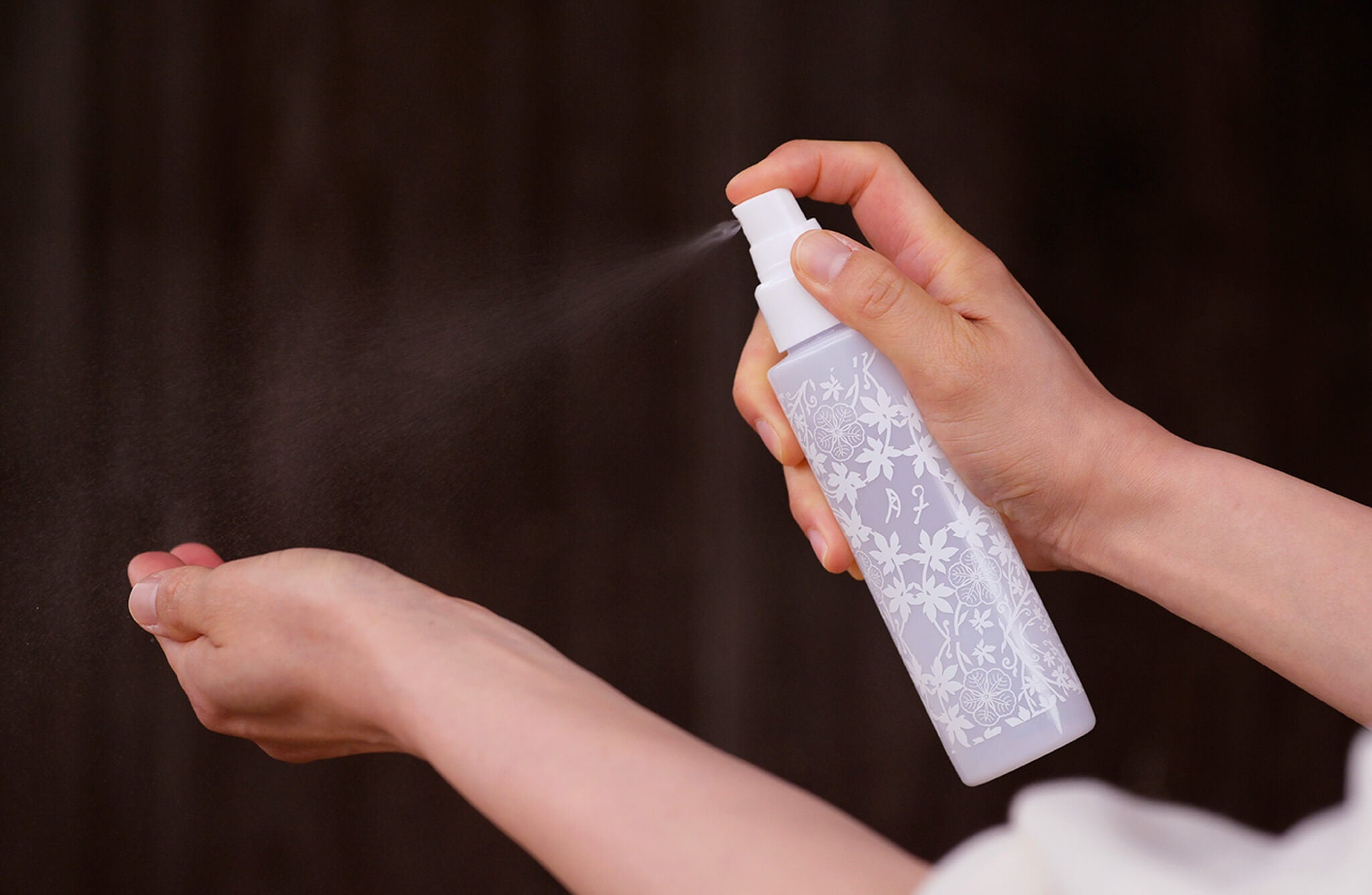 月子の「もうすぐ満月ですよ」新しいボトル、初夏にデビューです。