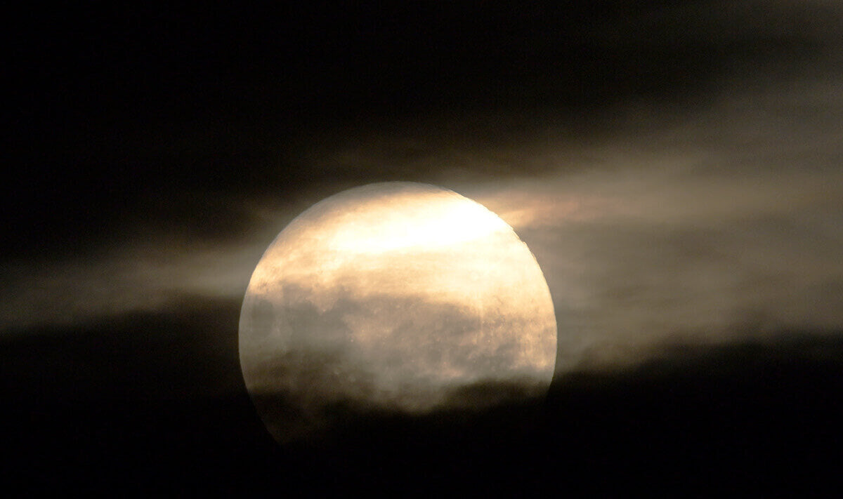 月子の「もうすぐ満月ですよ」梅雨のお月さま