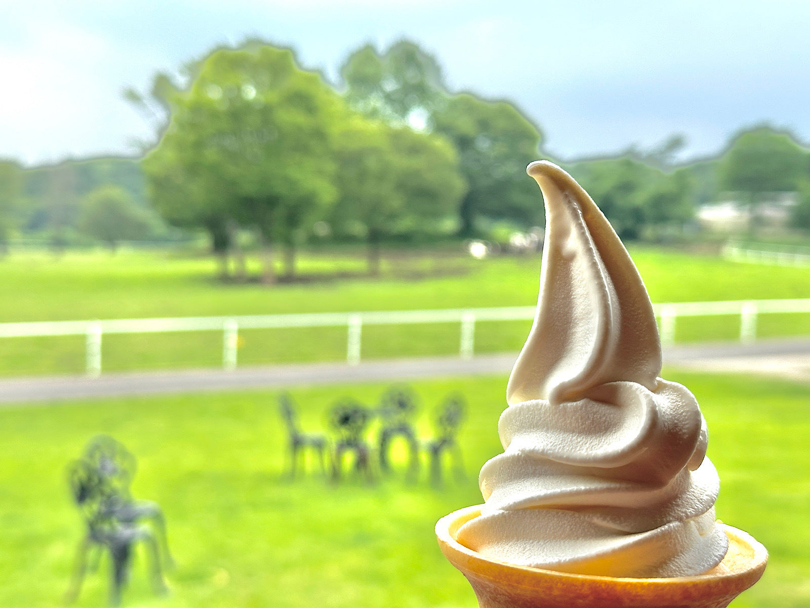 月子の「もうすぐ満月ですよ」満月とソフトクリーム